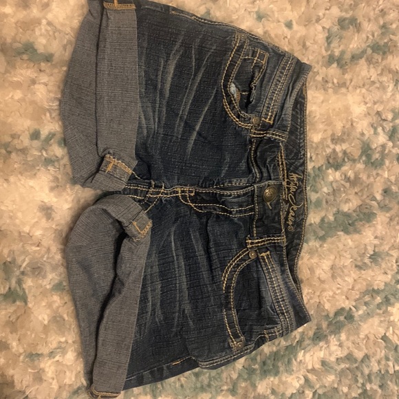 Ariya Jeans. Dark Wash Button closure Jean Short. Size: 7/8. - Picture 1 of 3